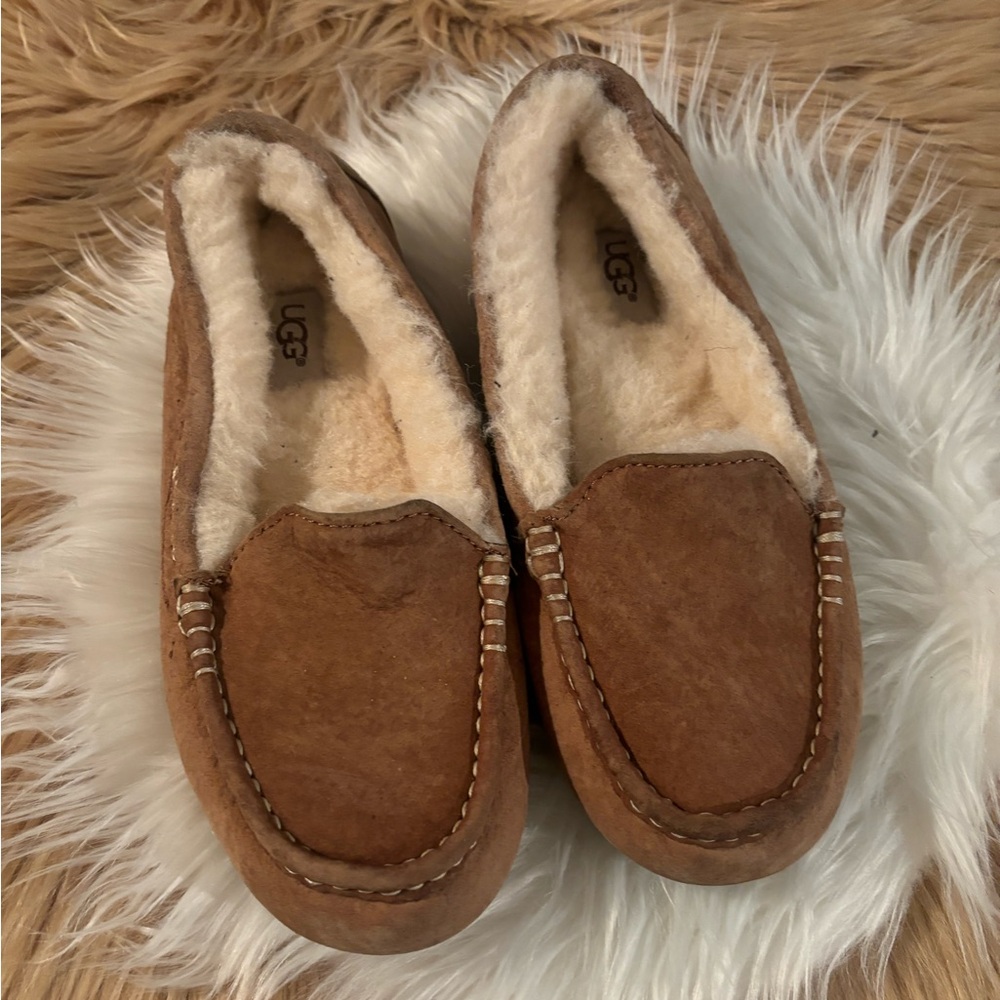 LADIES UGG SLIPPERS.